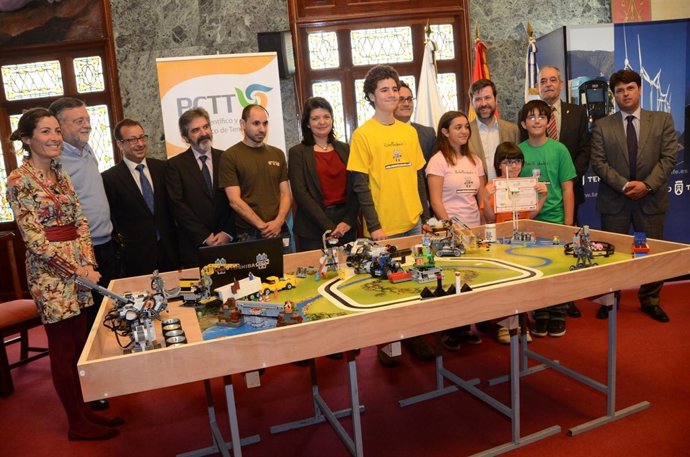 Foto de familia de la demostración de robots