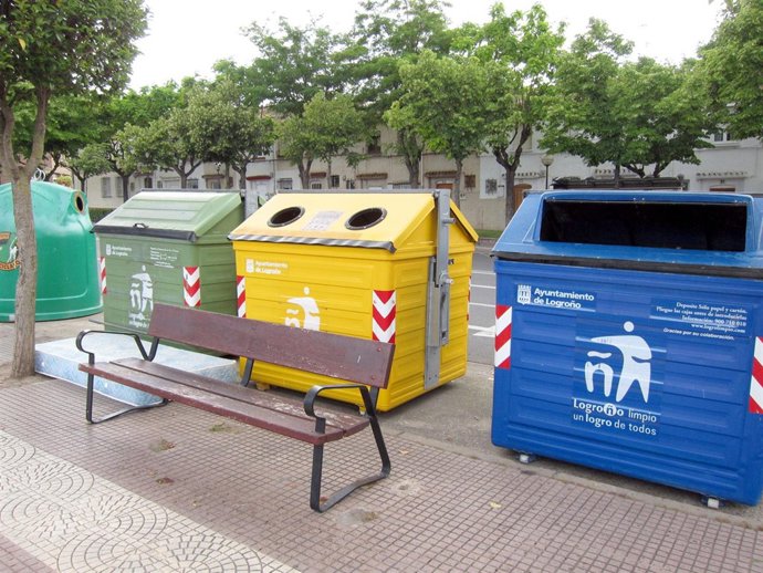 Imagen De Contenedores En Una Calle De Logroño