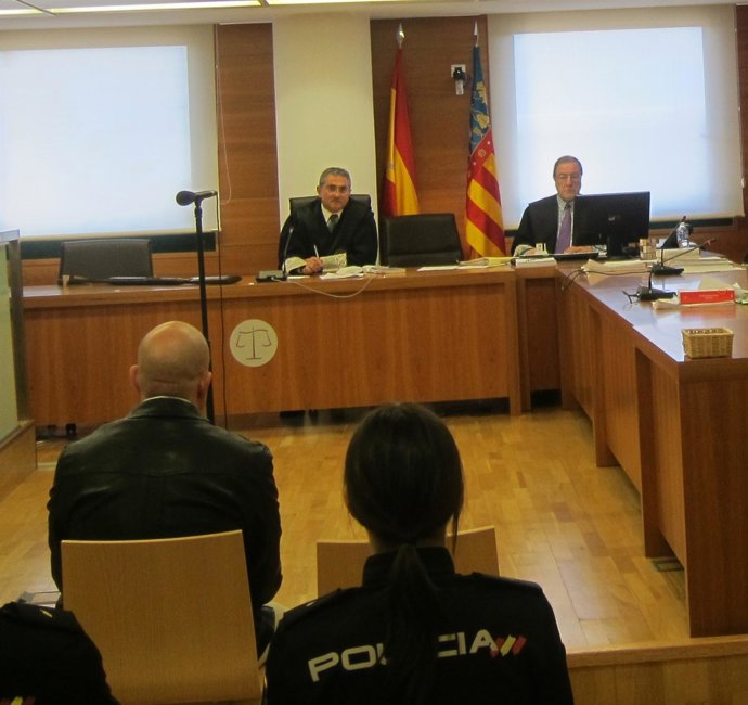 El acusado, antes de declarar en la Audiencia de Castellón