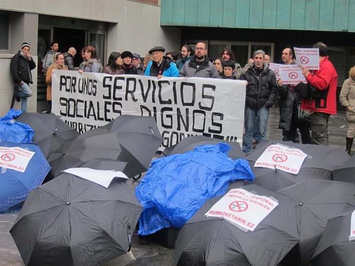Concentración de Berri-Otxoak en el Ayuntamiento de Barakaldo