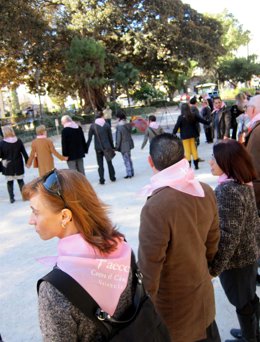 Participantes en una concentración contra el cáncer en Valencia.