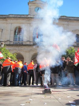 Los trabajadores de Lipasam disparan un cohete a las puertas del Ayuntamiento.