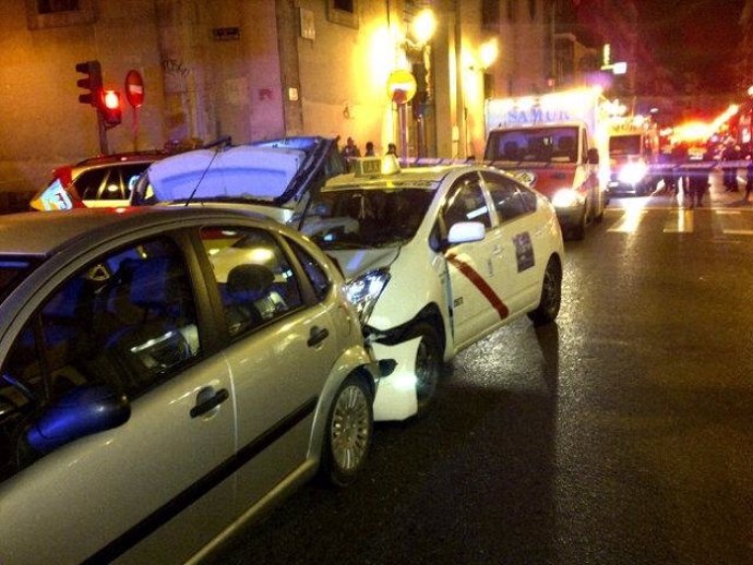 Imagen de la colisión del taxi que invadió la calzada