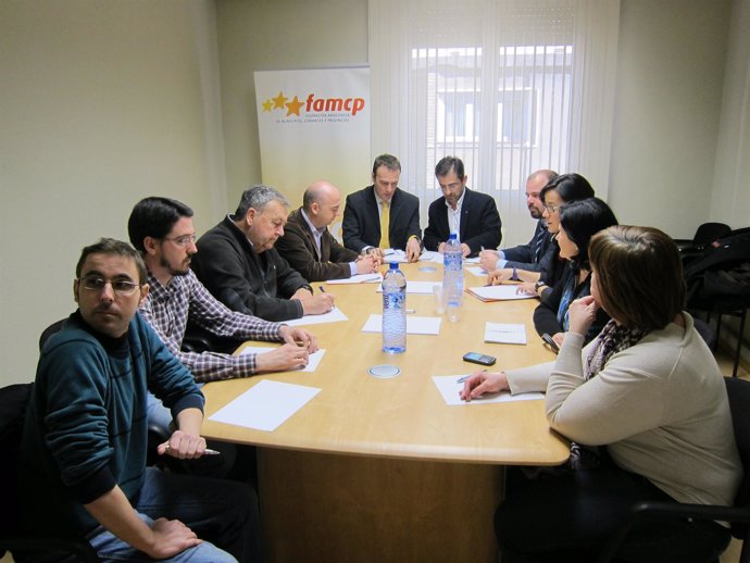 Reunión de alcaldes con el presidente de la FAMCP en Zaragoza