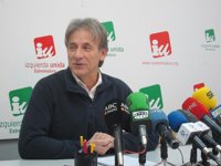 Escobar (IU) cree que Monago debería haber hablado con los grupos políticos antes de proponer la reforma electoral