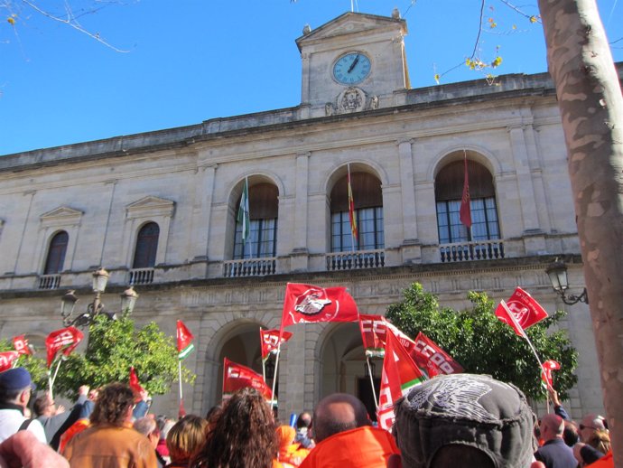 Manifestación a las puertas del Ayuntamiento.