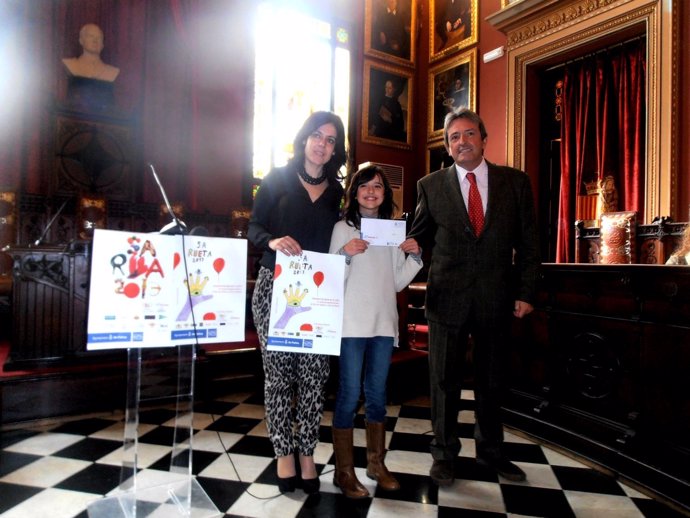 Sandra Fernández con la niña ganadora del cartel de sa Rueta