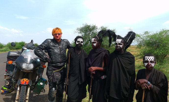 El aventurero Fabián C. Barrio, junto a miembros de una tribu de Tanzania