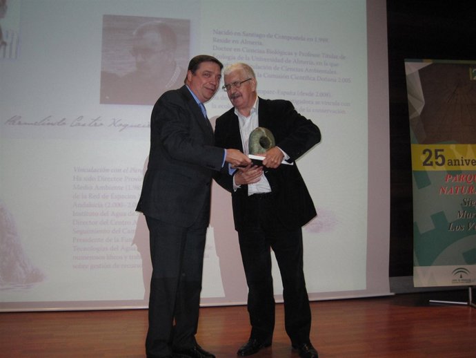 Luis Planas entrega el galardón 'Cabo de Gata' a Hermelindo Castro