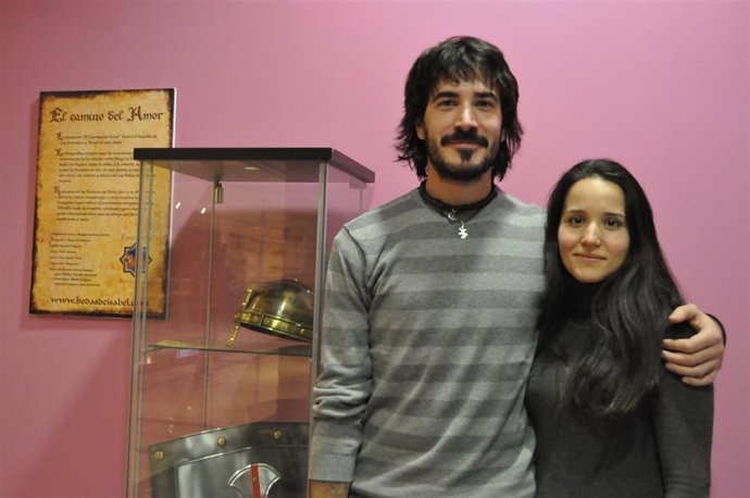 Imanol Pérez Juan y Laura Martínez Escudero representan a los Amantes de Teruel.