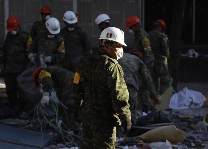 Tareas de desescombros en la sede de Pemex en México