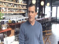 Antonio Banderas rompe con los restos de comida para la nueva campaña de TV de Orbit®