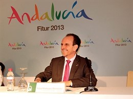 El consejero de Turismo y Deportes de la Junta de Andalucía, Rafael Rodríguez (I