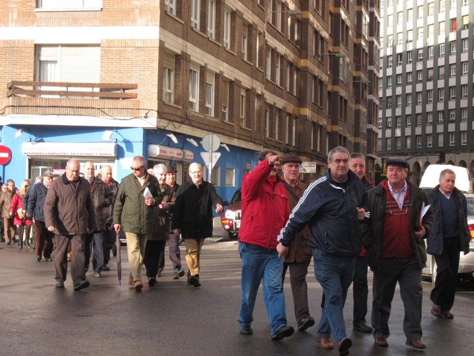 Pensionistas en Gijón, camino del INSS.