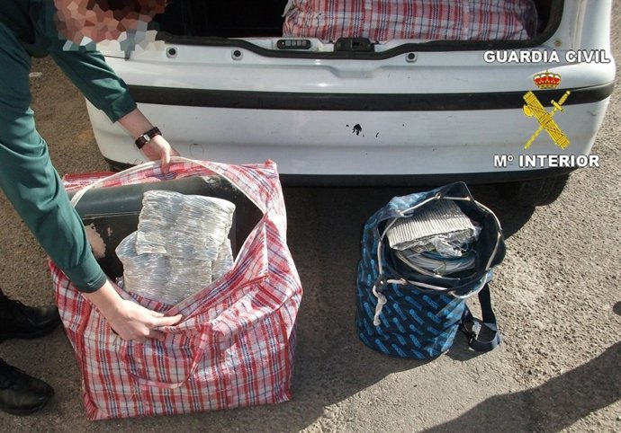 Bolsas halladas en el vehículo