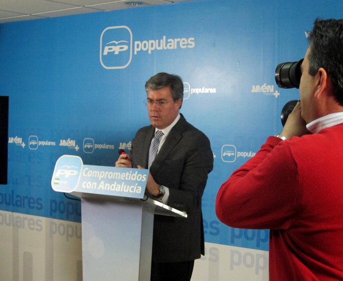 Un cámara graba al alcalde de Jaén, José Enrique Fernández de Moya.