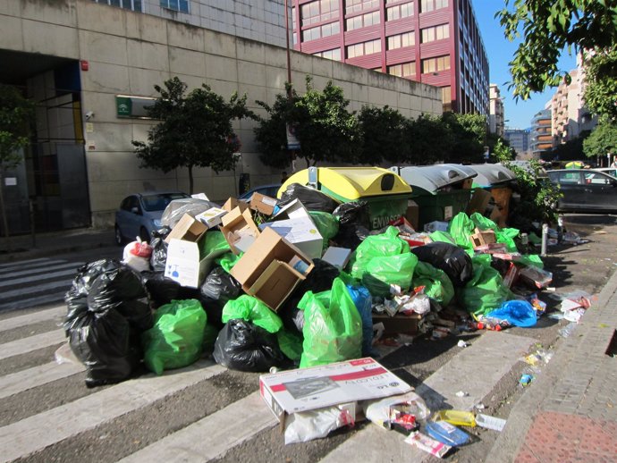 Todavía más basura en las calles de Sevilla.