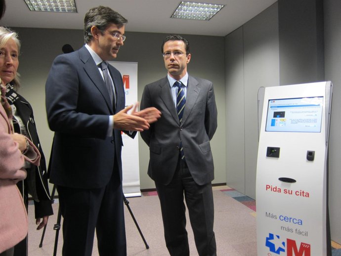 Lasquetty ante un quiosco digital para pedir cita telemática