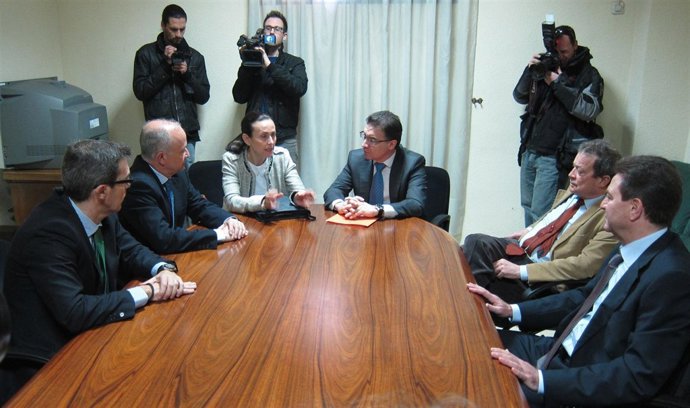 Pilar de la Oliva y Serafín Castellano (centro) en la Audiencia de Alicante