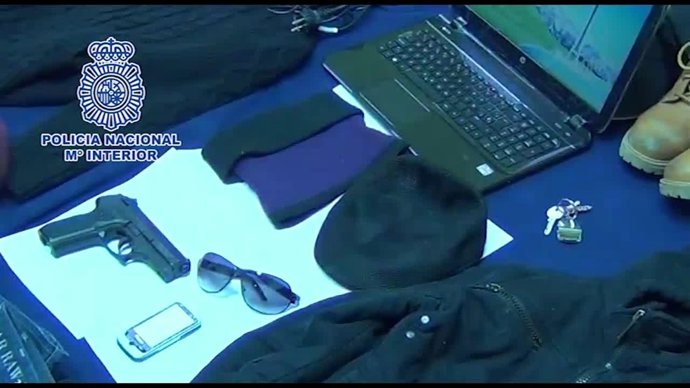 Material intervenido por la policía al autor de la veintena de robos.
