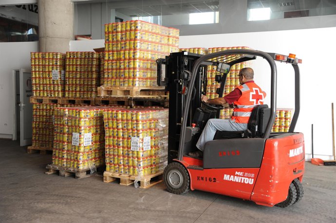 Reparto de alimentos de Cruz Roja             