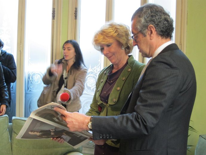 La pta del PP de Madrid, E.Aguirre, y el pte de Seeliger y Conde, L.Conde