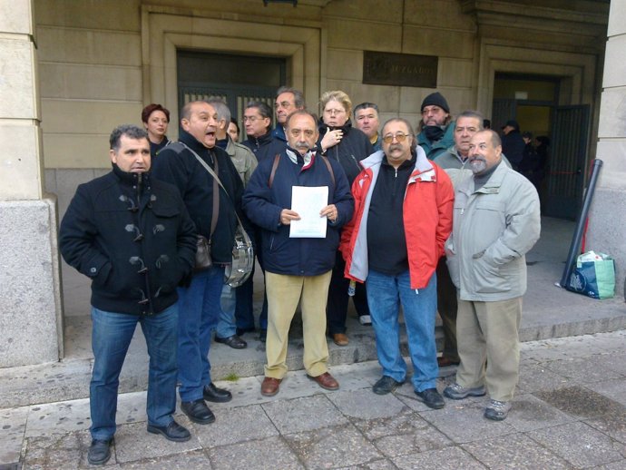 En el centro, con chaquetón rojo, José Antonio R.M.