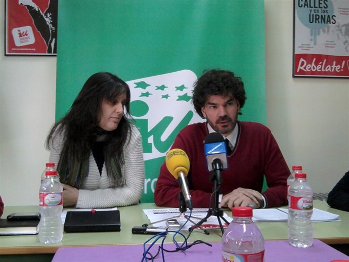 El coordinador regional de IU-CM, Eddy Sánchez, a la derecha