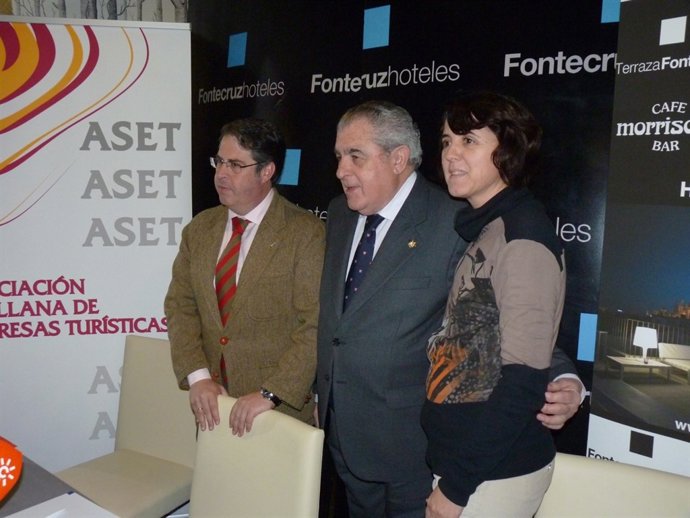 Gregorio Serrano, Antonio Távora y Dolores Bravo en el balance de Fitur