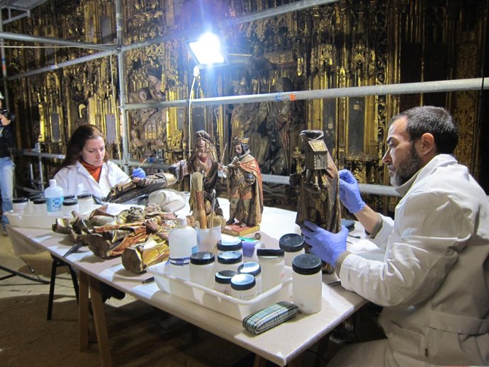 Restauradores del Retablo de la Catedral de Sevilla