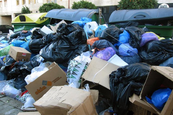 La basura gana espacio en las calles de Sevilla.