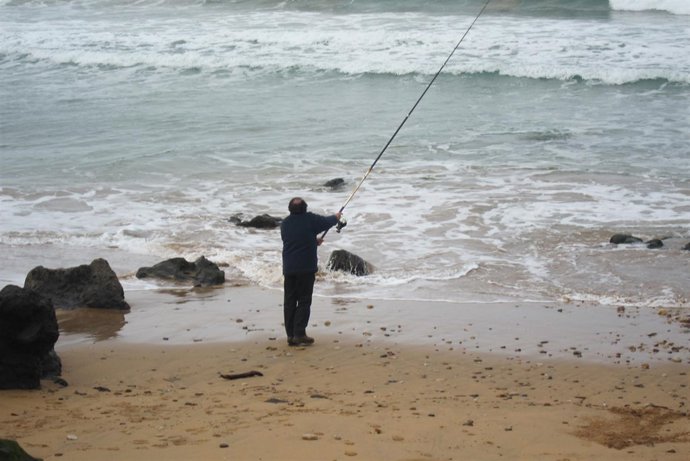 Un Pescador En Una Playa 