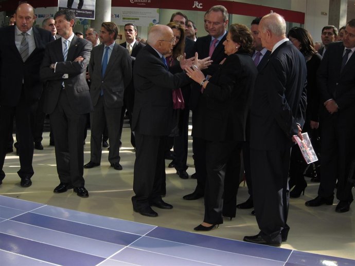 Piñón (Ascer) conversa con Fabra y Barberá en la inauguración de Cevisama.