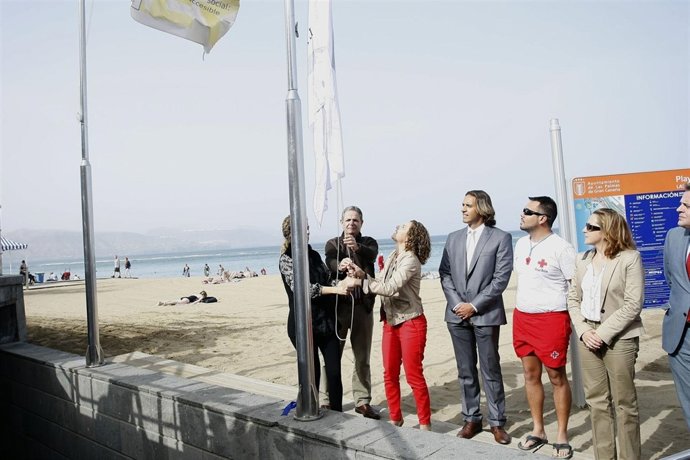 Izado de la bandera Q de Calidad Turística de la Playa de Las Canteras