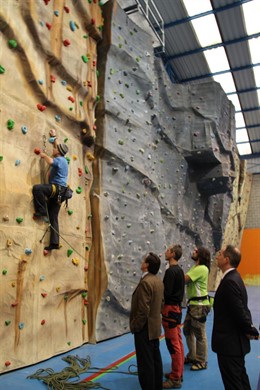 El alcalde y el concejal de Deportes en el rocódromo de la Habana Vieja