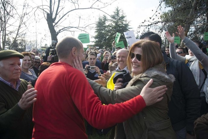 Hidalgo, de rojo y de espaldas, saluda a vecinos que lo esperaban tras su marcha