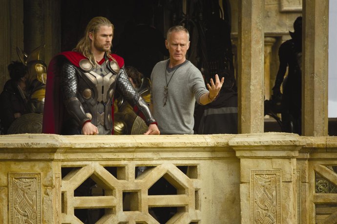  Thor (Chris Hemsworth) Con El Director Alan Taylor