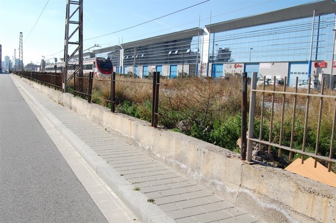 Vallas rotas en Badalona que deberían impedir el acceso a la vía del tren