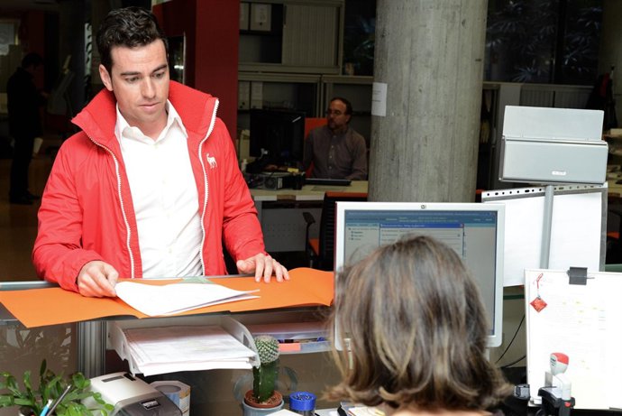 Consejo de la Juventud entrega documentación para servicio de Búho Bus