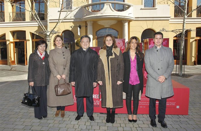 Embajador chino en Las Rozas Village 