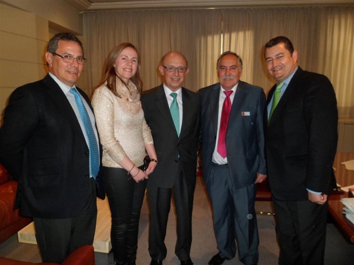 El ministro Cristóbal Montoro con responsables del PP de Cádiz