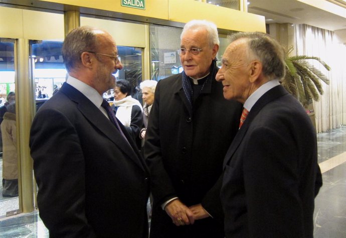 Monseñor Amigo (centro) junto a de la Riva y el presidente de Nuevo Siglo