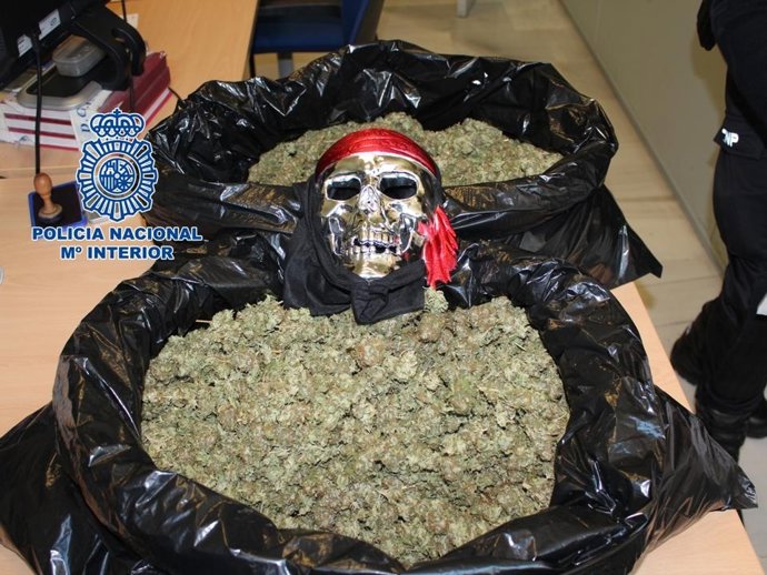 Droga y máscara intervenida en una operación policial