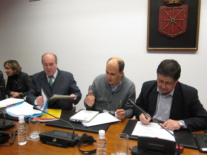 Miembros de Kontuz! en el Parlamento.