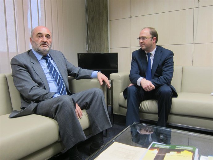 Viejo (izquierda) y De Luis, conversan después de su reunión.