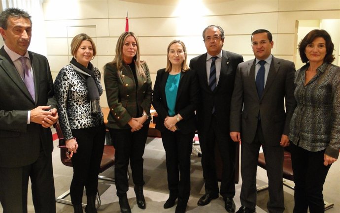 Senadores canarios con Ana Pastor