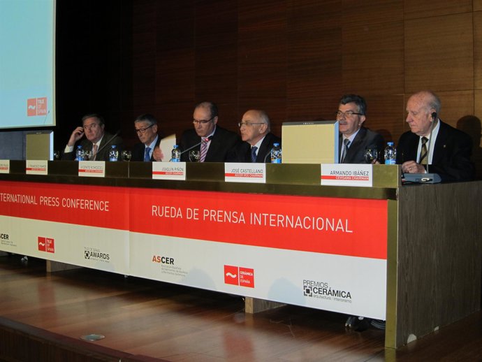 Joaquín Piñón (Ascer) comparece en Cevisama junto a representantes del sector.