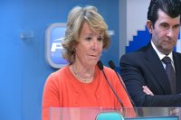 Aguirre cree que el PSOE también está "en el punto de mira" con los "mil millones que han robado a los parados"
