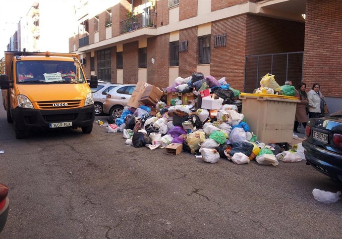 Un camión de Lipasam recogiendo basura como servicio mínimo de la huelga