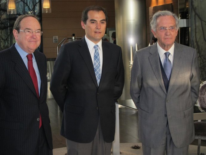 Arias-Salgado (dcha.), Pla (izda.) y el alcalde de Córdoba (centro)